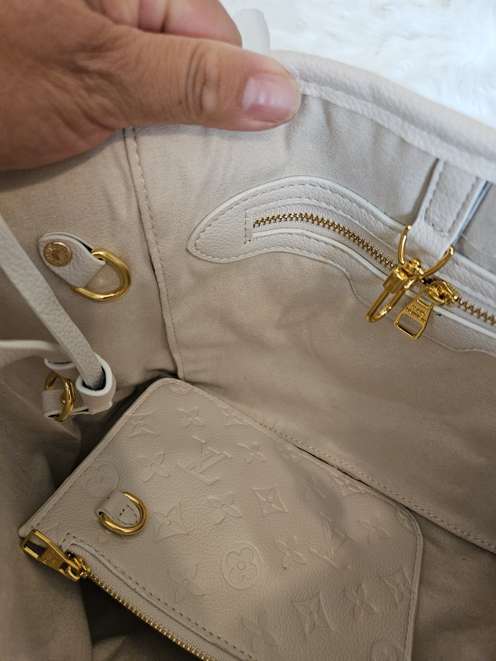 💗 White & Pink Monogram Shoulder Bag - Picture 4 of 10